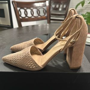 Franco Sarto Size 7M Pointed Suede Heels